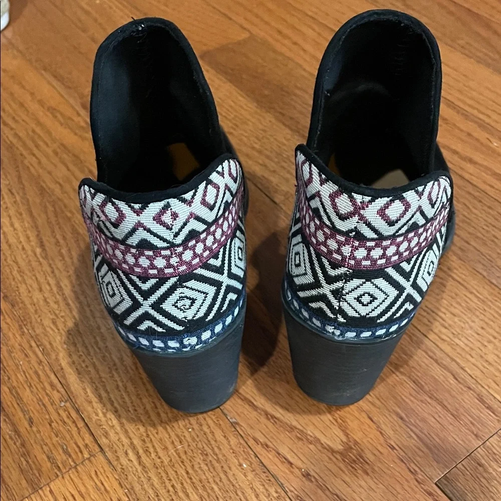 Qupid size 7 Black Patterned Women's Ankle Boots with red/white patterned heel - Picture 2 of 5